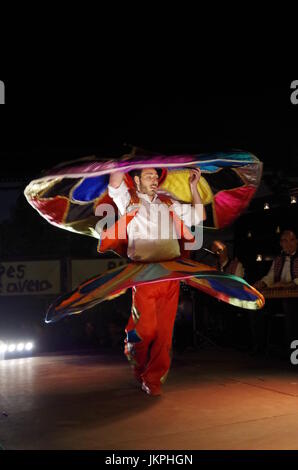 Danseur soufi effectuant à mercado das culturas ã luz das velas festival à Lagoa, Algarve, Portugal. transport et des destinations de vacances Banque D'Images