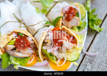 Roulés de viande ou les fajitas avec du porc et des légumes. Banque D'Images