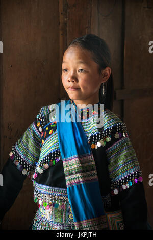 Portrait d'une jeune fille H'Mong noir à Sapa, Vietnam du Nord Banque D'Images