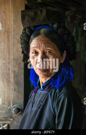 Portrait d'un H'Mong noir femme rtribe près de Sapa, Vietnam du Nord Banque D'Images