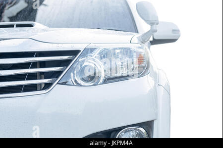 Projecteur phare de voiture suv blanc avec goutte d'eau isolé sur fond blanc Banque D'Images