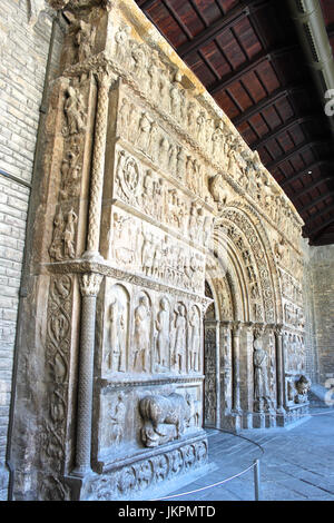 Le portique de style roman sculpté le monastère de Saint Mary à Ripoll, en Catalogne, Espagne. Dans la liste indicative des sites du patrimoine mondial Banque D'Images