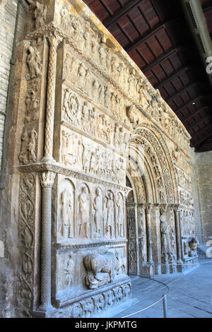 Le portique de style roman sculpté le monastère de Saint Mary à Ripoll, en Catalogne, Espagne. Dans la liste indicative des sites du patrimoine mondial Banque D'Images