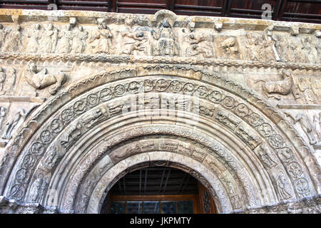 Le portique de style roman sculpté le monastère de Saint Mary à Ripoll, en Catalogne, Espagne. Dans la liste indicative des sites du patrimoine mondial Banque D'Images