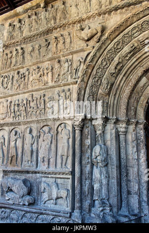 Le portique de style roman sculpté le monastère de Saint Mary à Ripoll, en Catalogne, Espagne. Dans la liste indicative des sites du patrimoine mondial Banque D'Images