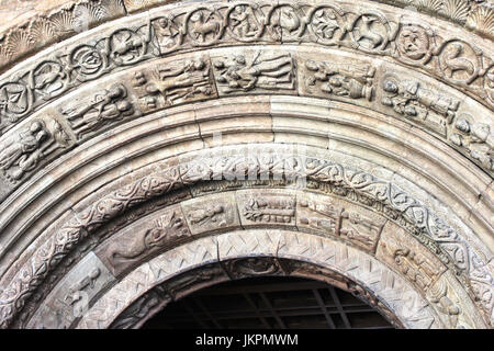 Le portique de style roman sculpté le monastère de Saint Mary à Ripoll, en Catalogne, Espagne. Dans la liste indicative des sites du patrimoine mondial Banque D'Images