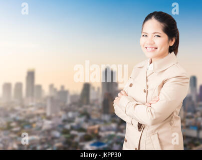 Bras croisés et asian businesswoman wearing pelage brun Banque D'Images