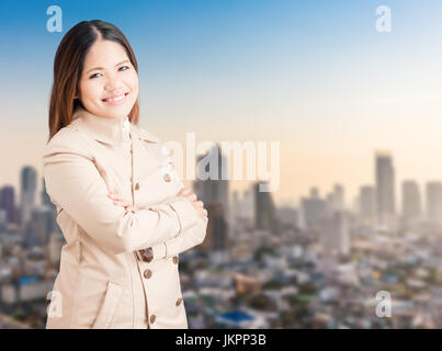 Bras croisés et asian businesswoman wearing pelage brun Banque D'Images