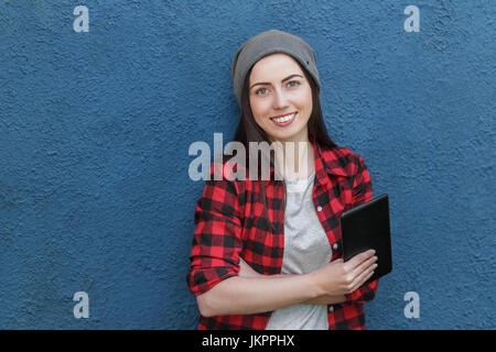 Hipster girl with tablet computer Banque D'Images