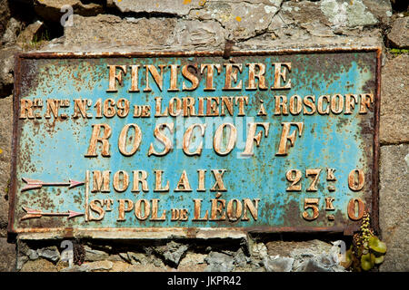 France, Finistère (29), Roscoff, panneau de signalisation dans le centre ville // France, Finistère, Roscoff, road sign in dans le centre-ville Banque D'Images