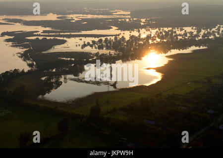 Images aériennes de coucher de soleil sur la plaine inondée dans Lonjsko Polje, Croatie Banque D'Images