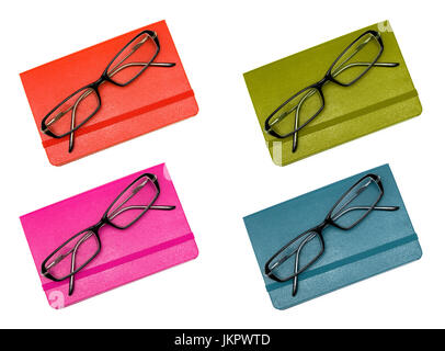 Ordinateur portable fermé et des lunettes dans l'ensemble (rouge, vert, rose, bleu) isolé sur fond blanc. Banque D'Images