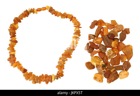 Perles d'ambre et de poignée de pierres brutes près de lui. Isolé sur fond blanc. Banque D'Images