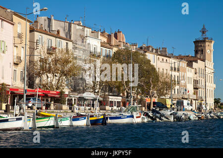 France, Bouches-du-Rhône (13), la Ciotat, le Vieux Port et en arrière plan, le quai Ganteaume avec à droite l''ancien hôtel de ville surmonté d'un cam Banque D'Images