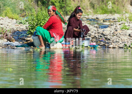 Les népalaises à laver les vêtements dans une rivière, pour un usage éditorial uniquement, district de Chitwan, Népal Banque D'Images