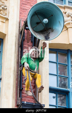 La bell ringer signe au-dessus de la Brasserie de la cloche à Lille, France. Banque D'Images