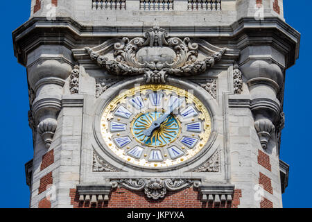 La belle horloge sur le beffroi de la Chambre de Commerce et d'Industrie dans la ville historique de Lille, France. Banque D'Images