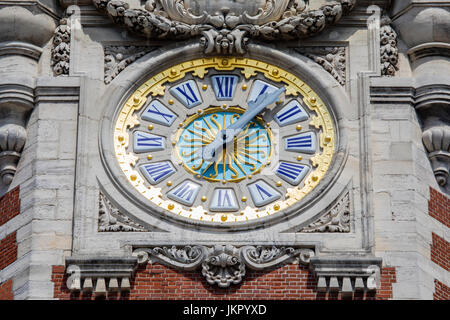 La belle horloge sur le beffroi de la Chambre de Commerce et d'Industrie dans la ville historique de Lille, France. Banque D'Images