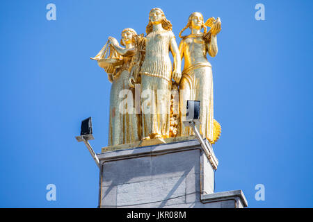 Une belle statue en or au-dessus de la façade du siège de la La Voix du Nord journal en Grand Place à Lille, France. Banque D'Images