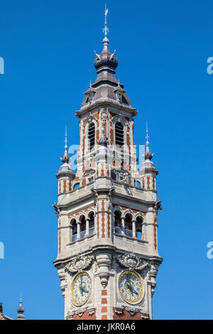 La belle tour du beffroi de la Chambre de Commerce et d'Industrie dans la ville historique de Lille, France. Banque D'Images