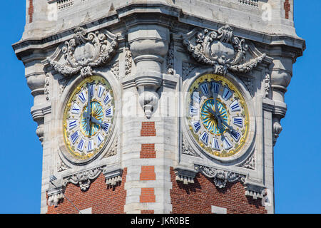 La belle horloges sur le beffroi de la Chambre de Commerce et d'Industrie dans la ville historique de Lille, France. Banque D'Images