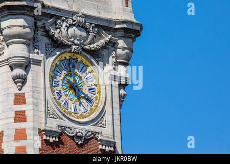 La belle horloge sur le beffroi de la Chambre de Commerce et d'Industrie dans la ville historique de Lille, France. Banque D'Images