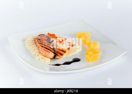 Un morceau de saumon au four des grillades Banque D'Images