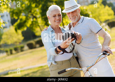 Couple de gens heureux d'essayer de prendre une photo Banque D'Images