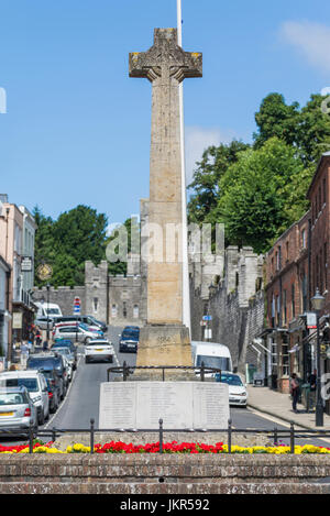 La première et la DEUXIÈME GUERRE MONDIALE War Memorial dans la High Street à Arundel, West Sussex, Angleterre, Royaume-Uni. Banque D'Images