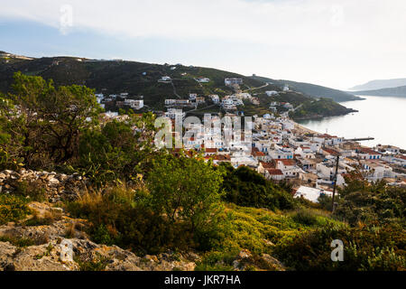 Village de l'île principale de fourni en Grèce comme vu de la colline au-dessus. Banque D'Images