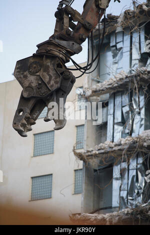 Low angle view of crane contre structure démoli at construction site Banque D'Images