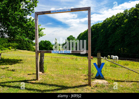 Croix bleue contre le Fehmarnbelttunnel Gronen en montagne, Schleswig - Holstein, Allemagne, Blaues Kreuz gegen den Fehmarnbelttunnel dans Gronenberg, Sc Banque D'Images