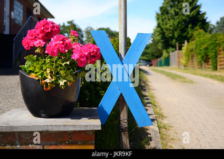 Croix bleue contre le Fehmarnbelttunnel dans lagoon jug, Schleswig - Holstein, Allemagne, Blaues Kreuz gegen den Fehmarnbelttunnel À Haffkrug, Schleswig Banque D'Images