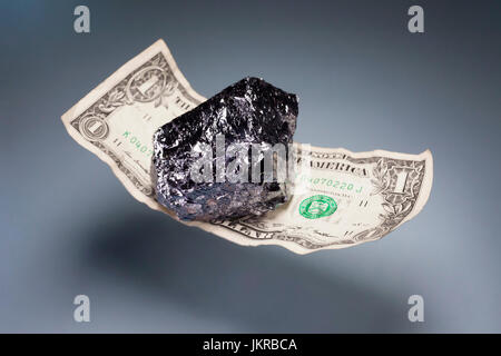 Close-up of stone brillant sur un dollar américain sur fond gris en lévitation Banque D'Images