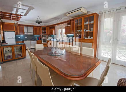 Cuisine et salle à manger dans un appartement de luxe show accueil montrant un décor design intérieur ameublement avec table à manger Banque D'Images