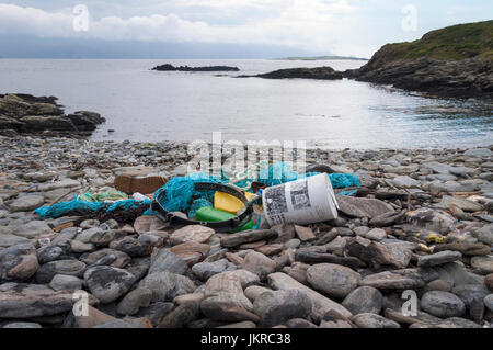 Une masse enchevêtrée de déchets plastiques et filets de pêche échoués sur le rivage près de Rosbeg, comté de Donegal, Irlande Banque D'Images