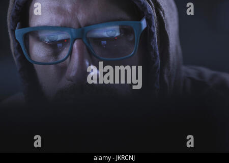 Close-up of computer hacker portant des lunettes et le capot Banque D'Images