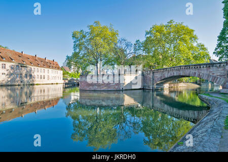 STRASBOURG LA PETITE FRANCE ET DE LA RIVIÈRE L'ILL VUE DU PONT SUR L'UN DES CANAUX DE LA RIVIÈRE Banque D'Images