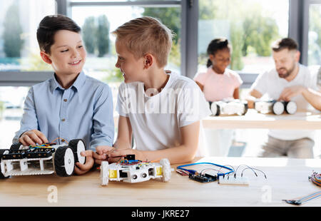 Deux étudiants pré-ado au cours de sociabilisation classe de robotique Banque D'Images