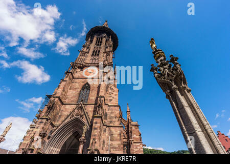 La cathédrale de Fribourg , fontaine , Fribourg, Bade-Wurtemberg, forêt-noire, Schwarzwald, Allemagne Banque D'Images