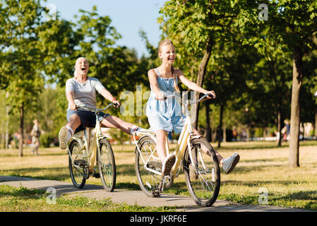 Heureux adolescent fille et sa petite-fille la bicyclette Banque D'Images