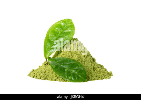 La poudre de thé vert matcha vert avec deux feuilles mouillées avec gouttes d'isolé sur fond blanc Banque D'Images