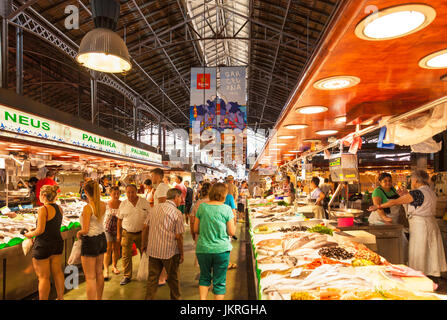 Barcelone Catalogne Espagne Mercado de La Boqueria l'achat du poisson frais du marché La Boqueria marché Barcelone Barcelone Espagne Ciudad Vieja eu Europe Banque D'Images