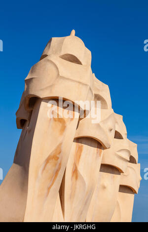 Catalunya de Barcelone Barcelone Espagne La Pedrera Casa Mila à Barcelone Barcelone cheminées par architecte Antoni Gaudi eu Europe Catalogne Banque D'Images