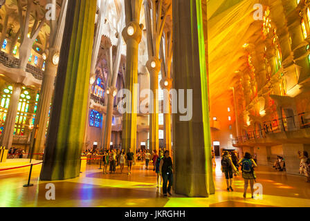 Catalunya Barcelone Espagne Barcelone La Sagrada Familia church intérieur avec des vitraux par Antoni Gaudi Barcelona la Catalogne Banque D'Images