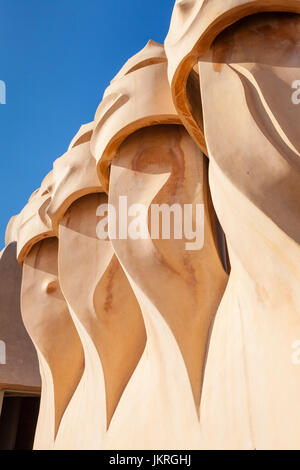 Catalunya de Barcelone Barcelone Espagne La Pedrera Casa Mila à Barcelone Barcelone cheminées par architecte Antoni Gaudi eu Europe Catalogne Banque D'Images