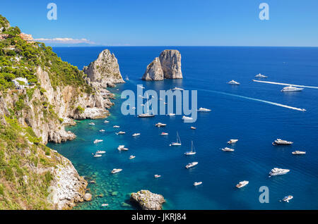 Superbe paysage de célèbres Faraglioni sur l'île de Capri, Italie Banque D'Images