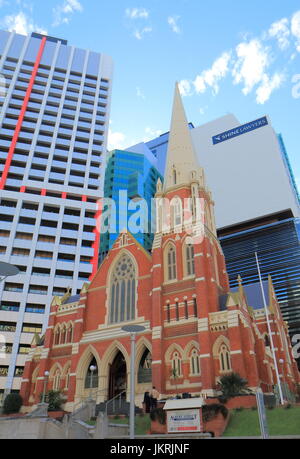 Les gens visitent, rue Albert Eglise unie à Brisbane en Australie. Banque D'Images