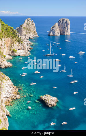 Superbe paysage de célèbres Faraglioni sur l'île de Capri, Italie Banque D'Images
