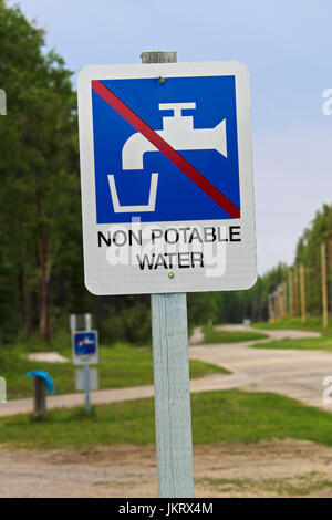 Un signe d'eau non potable à une érection d'un village. Banque D'Images